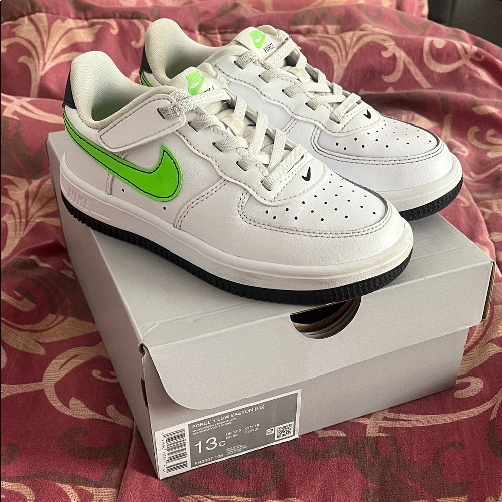 Nike Kids Force 1 Low Easy On (PS) White Sneakers w/Green Swoosh boys girls 13c
